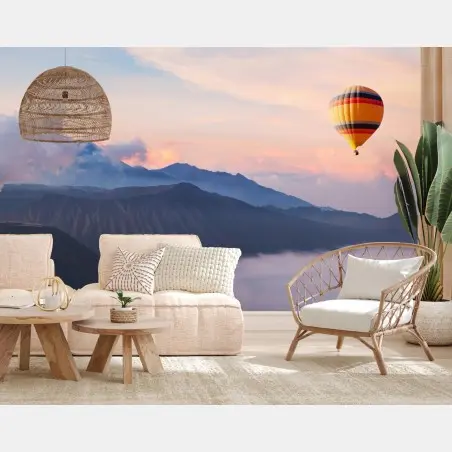 Fototapeta balon nad mglistymi górami – Wallissimo®