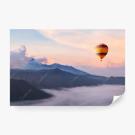 Fototapeta balon nad mglistymi górami – Wallissimo®