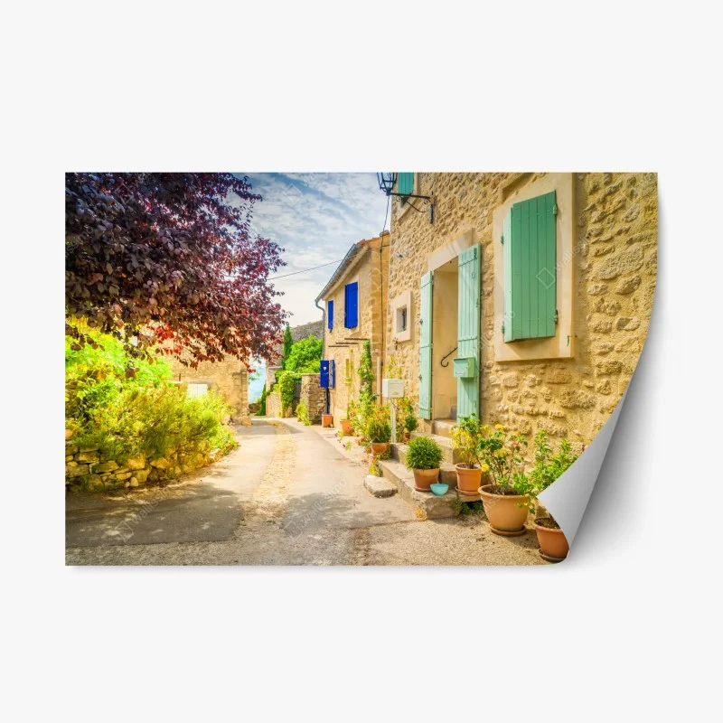 Naklejka repozycjonowalna słoneczna uliczka z kamiennymi domami i kolorowymi okiennicami