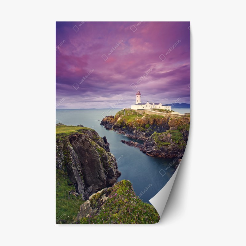 Naklejka repozycjonowalna fioletowa latarnia nad skalistym wybrzeżem