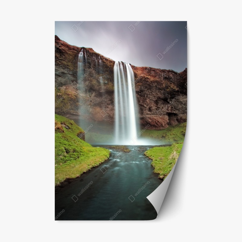 Naklejka repozycjonowalna mglisty wodospad w bujnej dolinie
