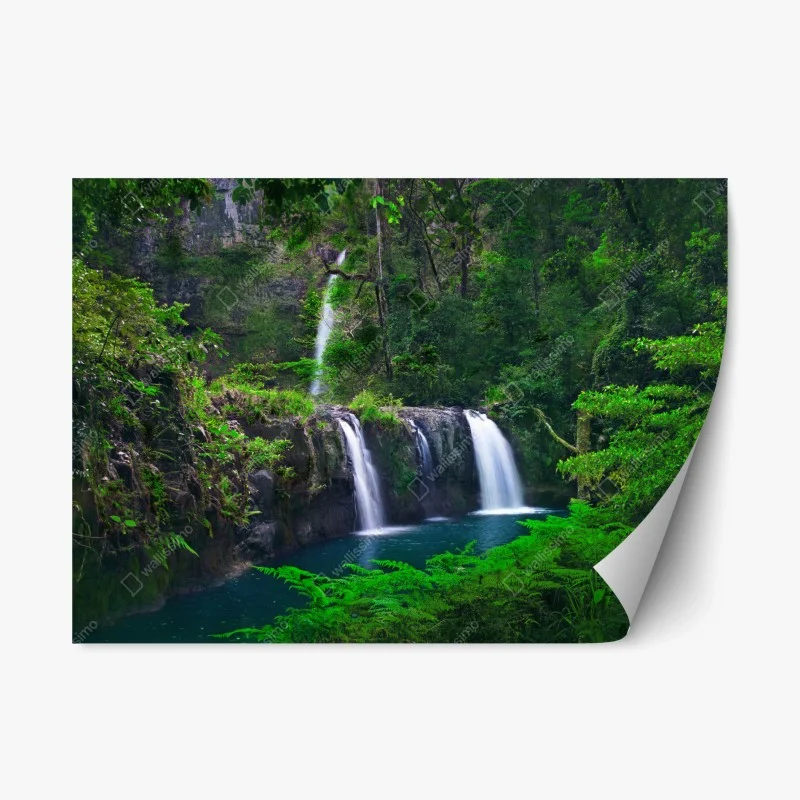 Naklejka repozycjonowalna uspokajający wodospad w szmaragdowym lesie