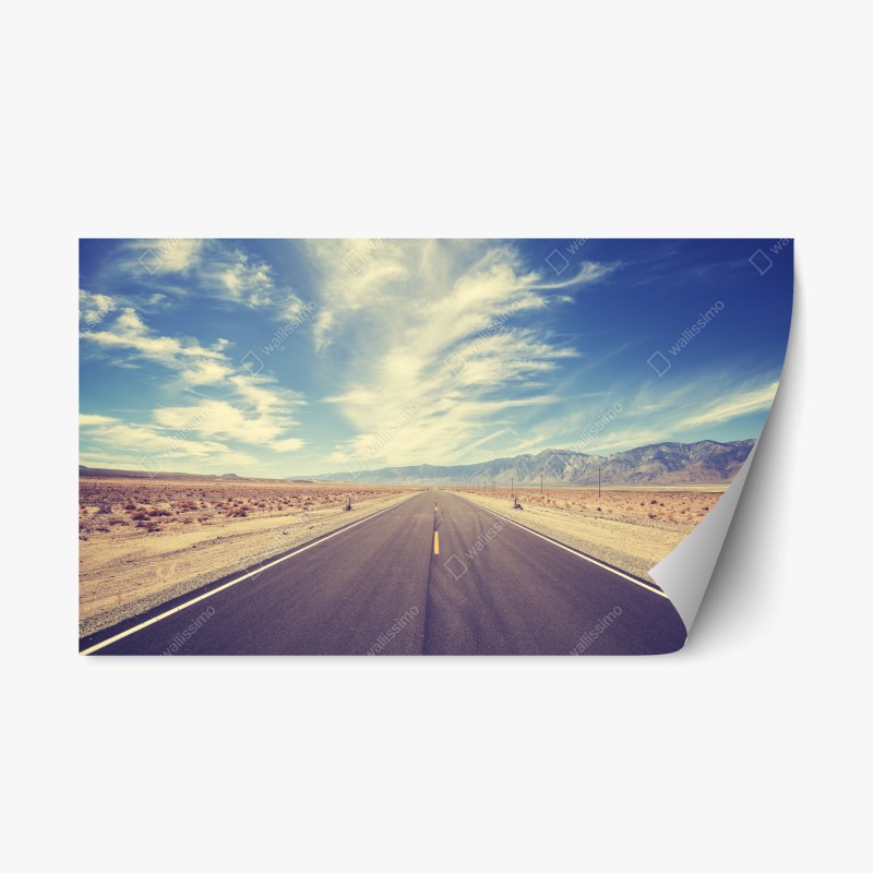 Naklejka repozycjonowalna vintage wiejska droga pod rozległym niebem