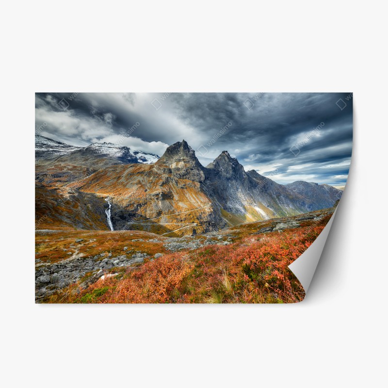 Naklejka repozycjonowalna jesienny krajobraz górski z wodospadem i wijącą się drogą