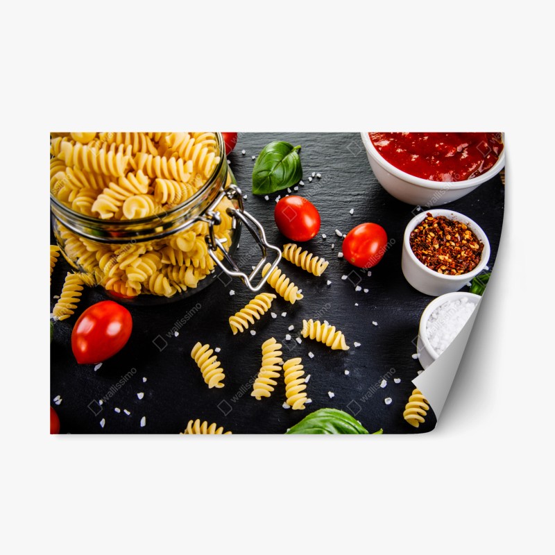 Naklejka repozycjonowalna składniki do makaronu widok z góry z pomidorami i bazylią