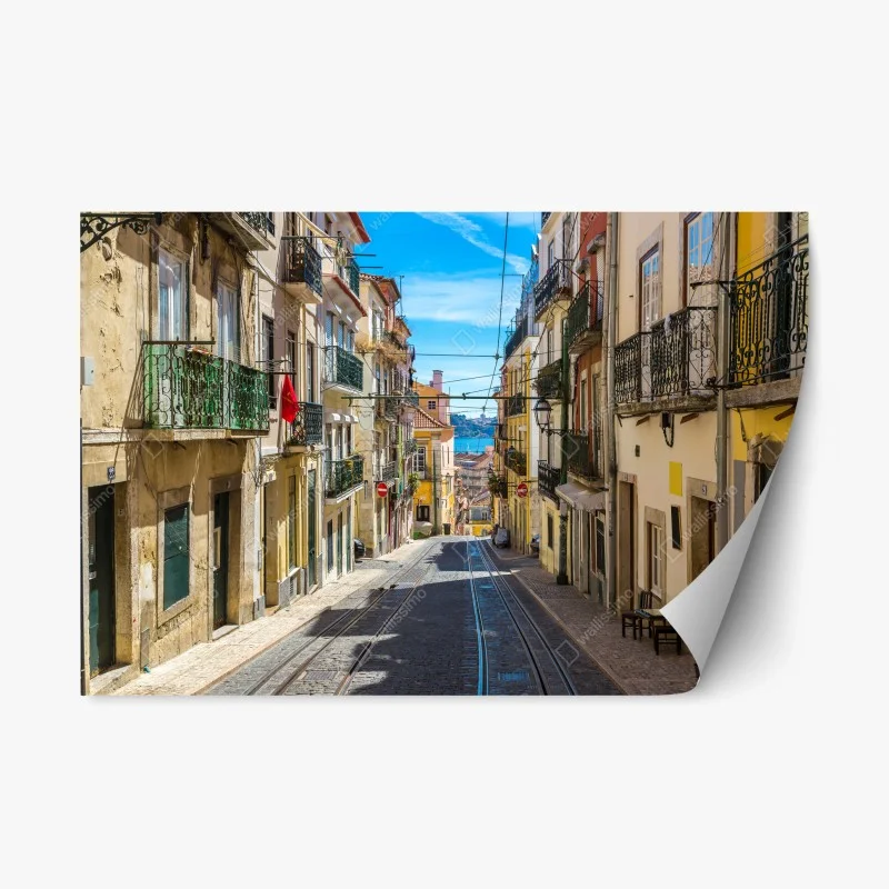 Naklejka repozycjonowalna stara ulica w Lizbonie w słoneczny dzień