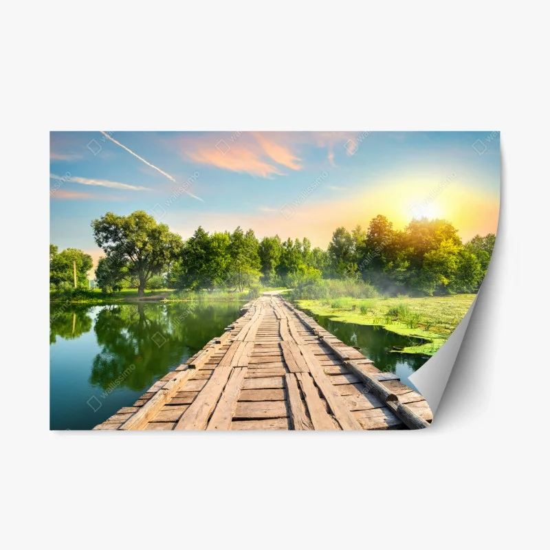 Naklejka repozycjonowalna słoneczny drewniany most nad spokojnym jeziorem