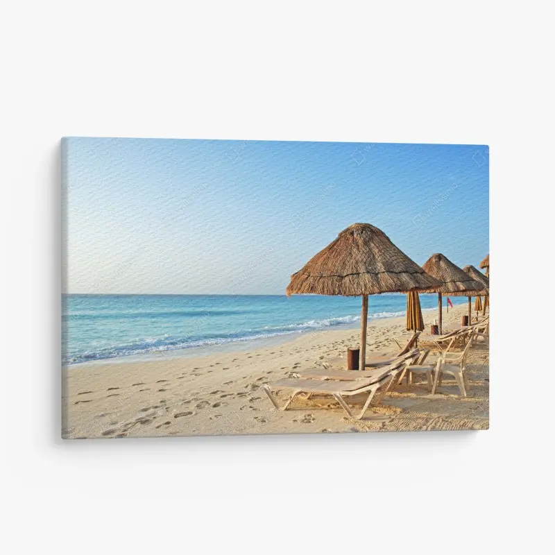 Obraz na płótnie tropikalna plaża z trzcinowymi parasolami
