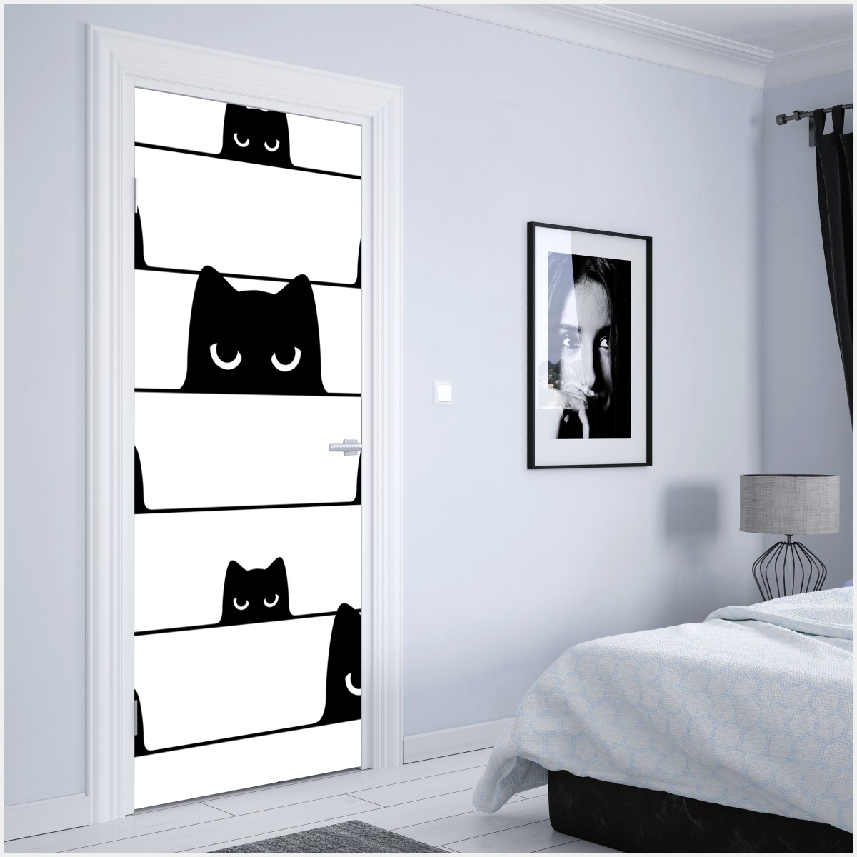 Naklejka na drzwi figlarne koty wyglądające zza pasków – Wallissimo® Naklejka na drzwi figlarne koty wyglądające zza pasków – Wallissimo®