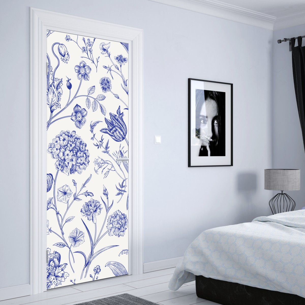 Naklejka na drzwi klasyczny niebieski wzór toile z motywem kwiatowym – Wallissimo® Naklejka na drzwi klasyczny niebieski wzór toile z motywem kwiatowym – Wallissimo®