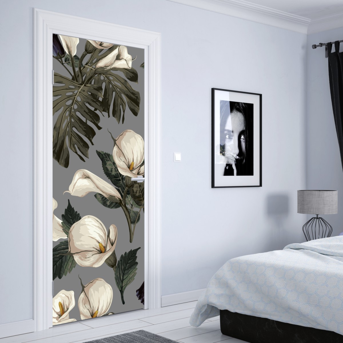 Naklejka na drzwi botaniczny wzór: delikatne kalie i liście monstery na szarym tle – Wallissimo® Naklejka na drzwi botaniczny wzór: delikatne kalie i liście monstery na szarym tle – Wallissimo®