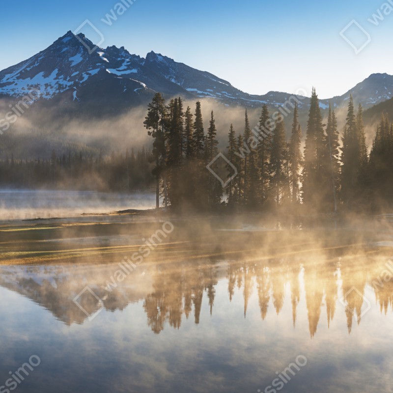 Naklejka na drzwi mglista góra odbita w jeziorze o świcie – Wallissimo® Naklejka na drzwi mglista góra odbita w jeziorze o świcie – Wallissimo®