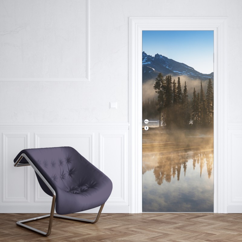 Naklejka na drzwi mglista góra odbita w jeziorze o świcie – Wallissimo® Naklejka na drzwi mglista góra odbita w jeziorze o świcie – Wallissimo®