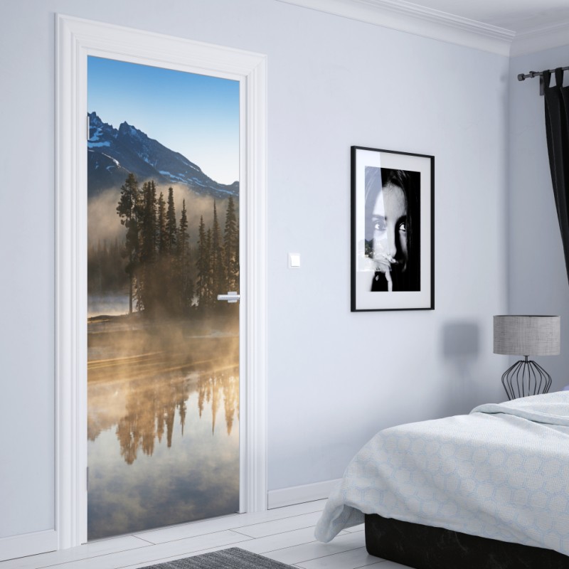 Naklejka na drzwi mglista góra odbita w jeziorze o świcie – Wallissimo® Naklejka na drzwi mglista góra odbita w jeziorze o świcie – Wallissimo®