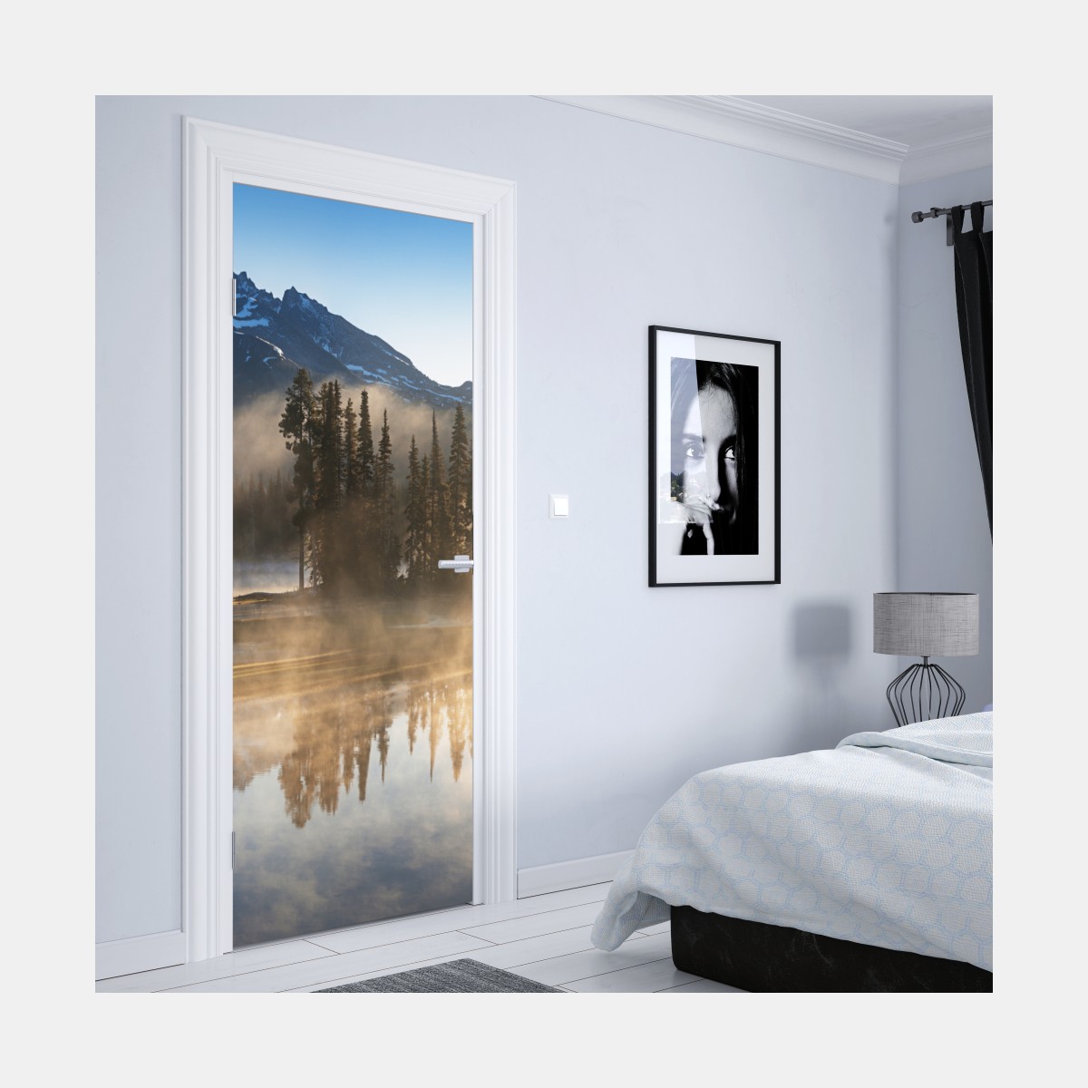 Naklejka na drzwi mglista góra odbita w jeziorze o świcie – Wallissimo® Naklejka na drzwi mglista góra odbita w jeziorze o świcie – Wallissimo®