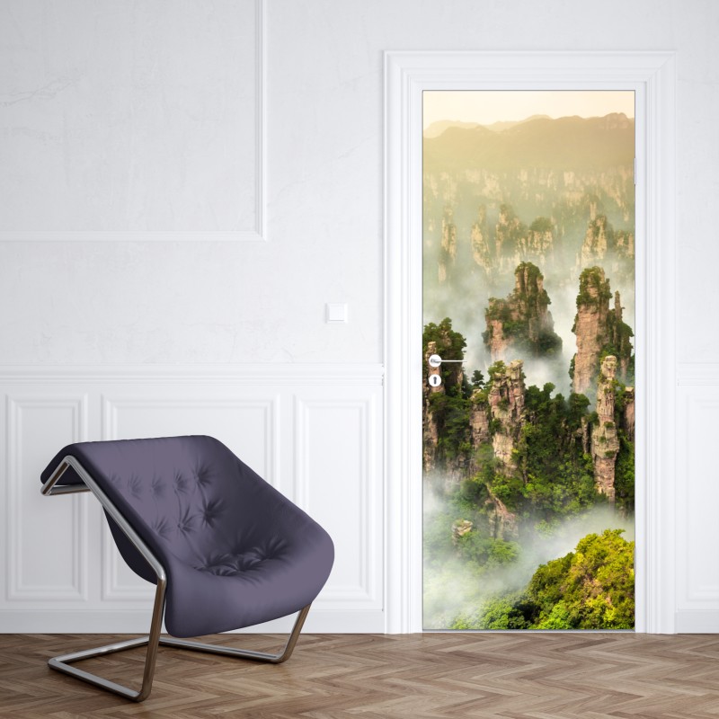 Naklejka na drzwi mglisty krajobraz skalny Zhangjiajie – Wallissimo® Naklejka na drzwi mglisty krajobraz skalny Zhangjiajie – Wallissimo®