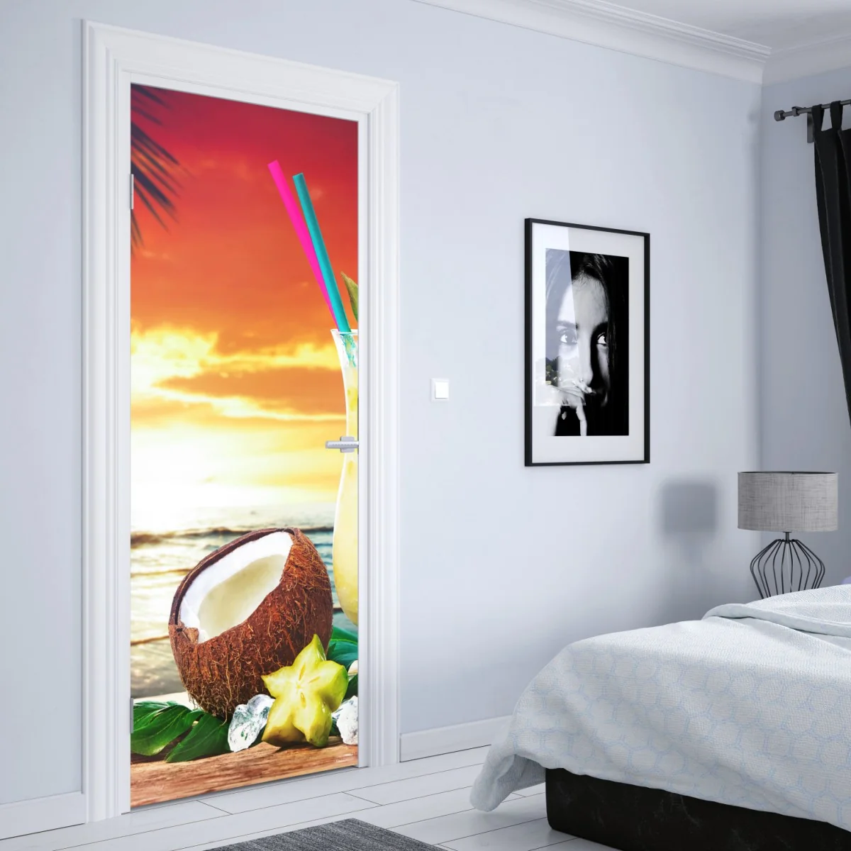 Naklejka na drzwi tropikalny zachód słońca na plaży z koktajlem – Wallissimo® Naklejka na drzwi tropikalny zachód słońca na plaży z koktajlem – Wallissimo®