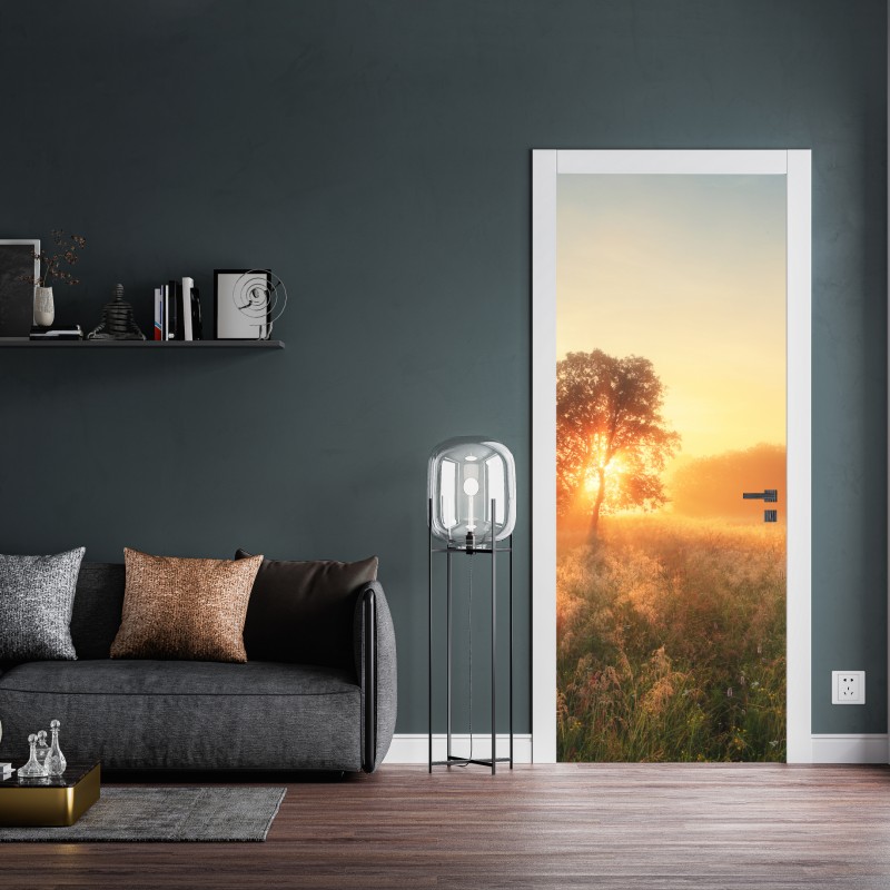 Naklejka na drzwi złoty wschód słońca nad mglistą łąką – Wallissimo® Naklejka na drzwi złoty wschód słońca nad mglistą łąką – Wallissimo®