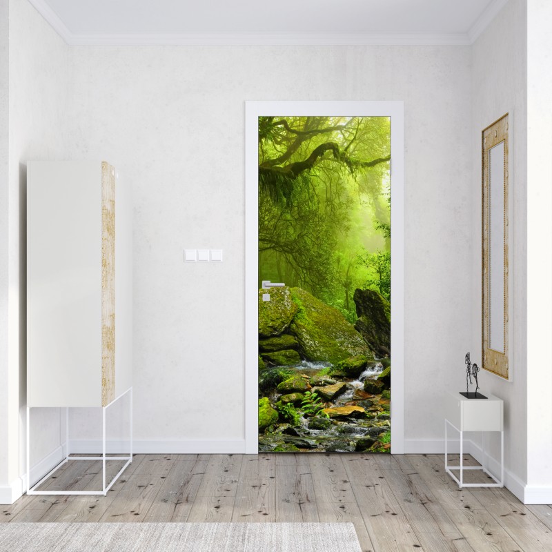 Naklejka na drzwi leśny strumień porośnięty mchem – Wallissimo® Naklejka na drzwi leśny strumień porośnięty mchem – Wallissimo®
