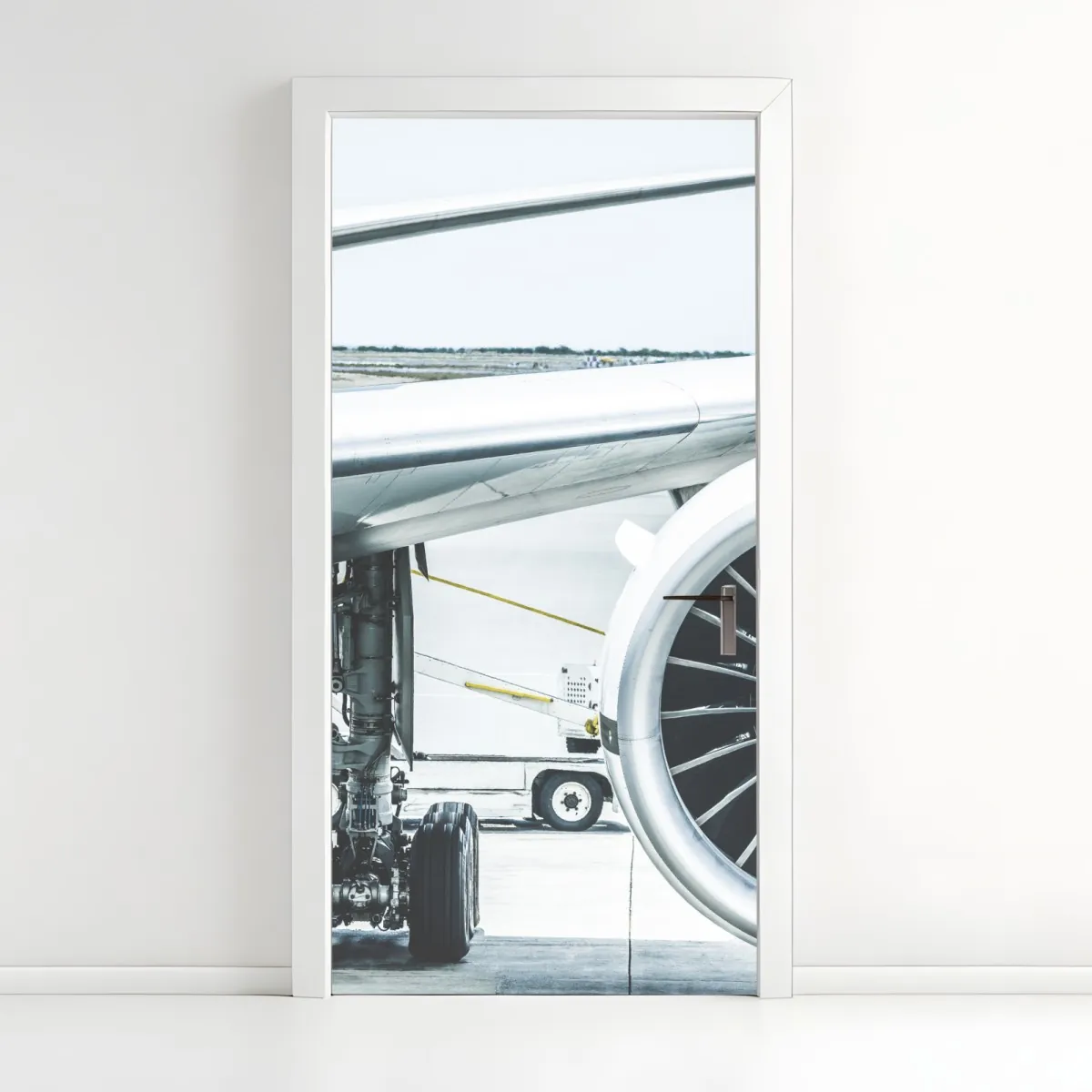 Naklejka na drzwi zbliżenie silnika odrzutowego na terminalu – Wallissimo® Naklejka na drzwi zbliżenie silnika odrzutowego na terminalu – Wallissimo®