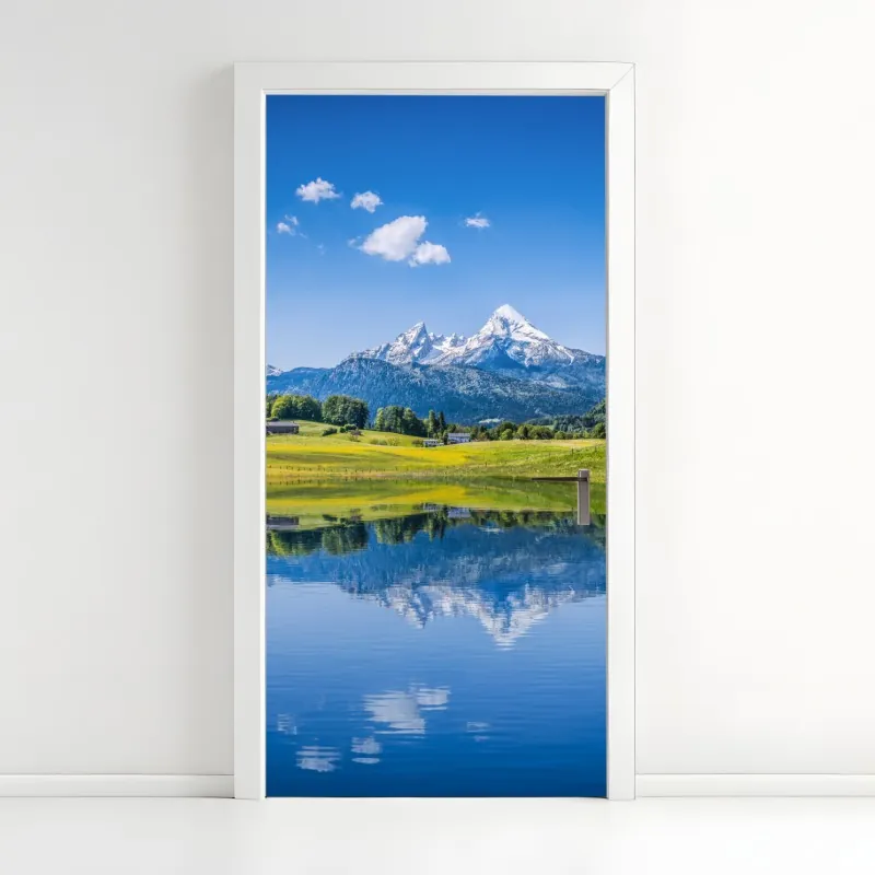 Naklejka na drzwi alpejskie odbicie: spokojny krajobraz górski