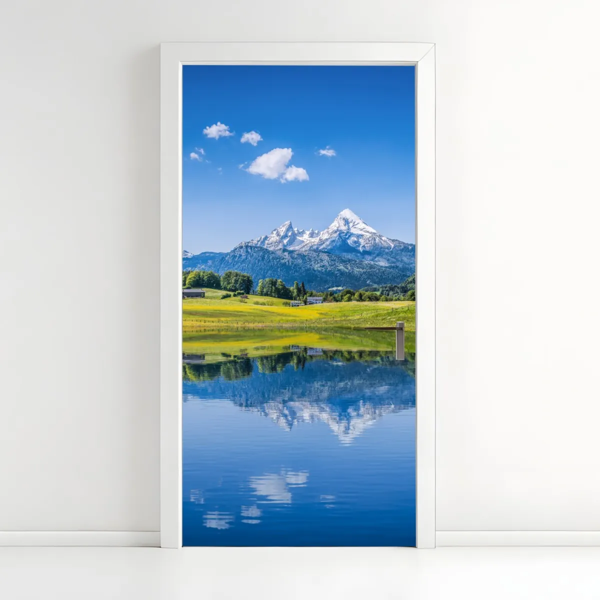 Naklejka na drzwi alpejskie odbicie: spokojny krajobraz górski – Wallissimo® Naklejka na drzwi alpejskie odbicie: spokojny krajobraz górski – Wallissimo®