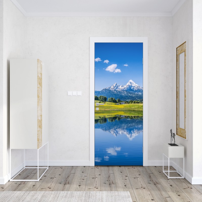 Naklejka na drzwi alpejskie odbicie: spokojny krajobraz górski – Wallissimo® Naklejka na drzwi alpejskie odbicie: spokojny krajobraz górski – Wallissimo®