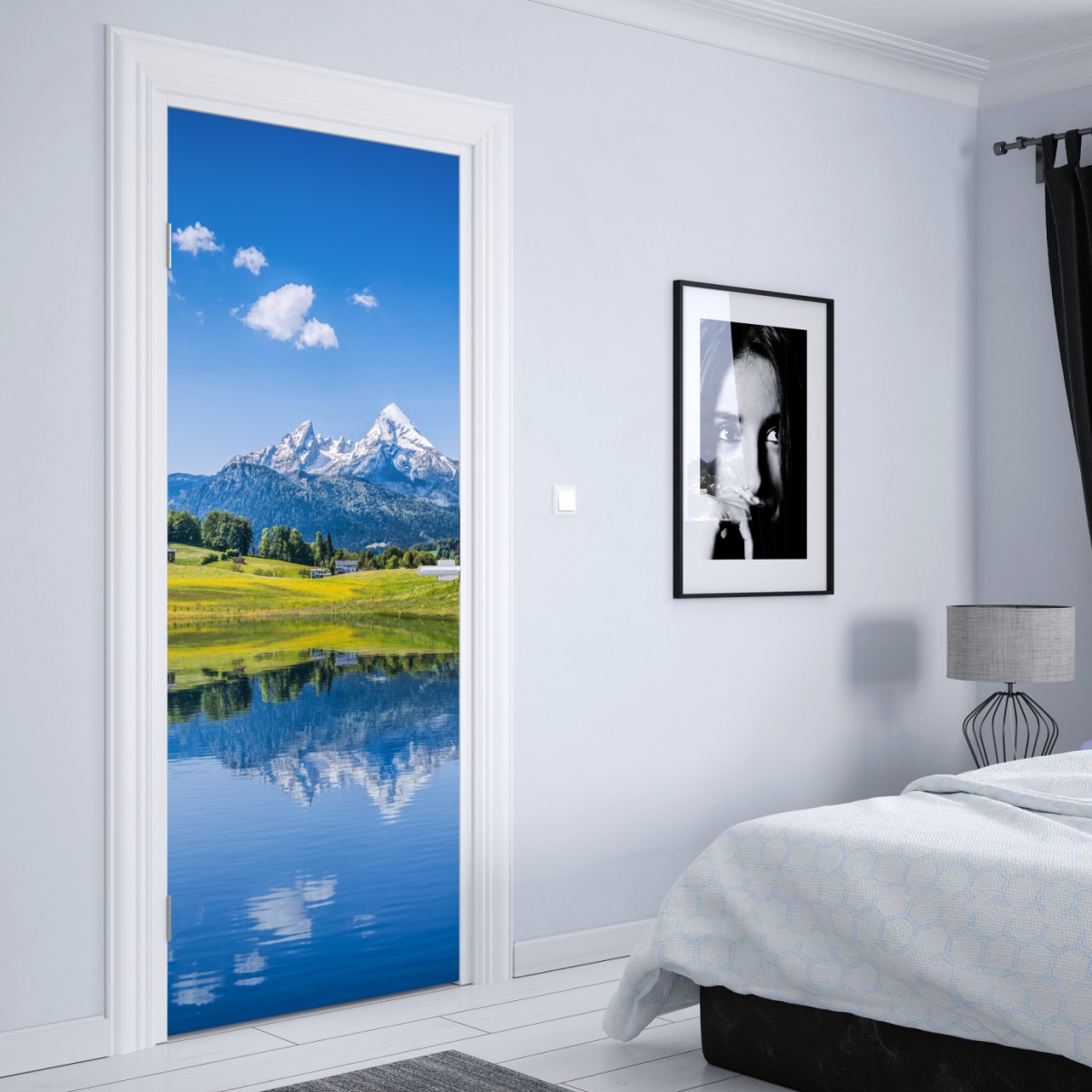 Naklejka na drzwi alpejskie odbicie: spokojny krajobraz górski – Wallissimo® Naklejka na drzwi alpejskie odbicie: spokojny krajobraz górski – Wallissimo®