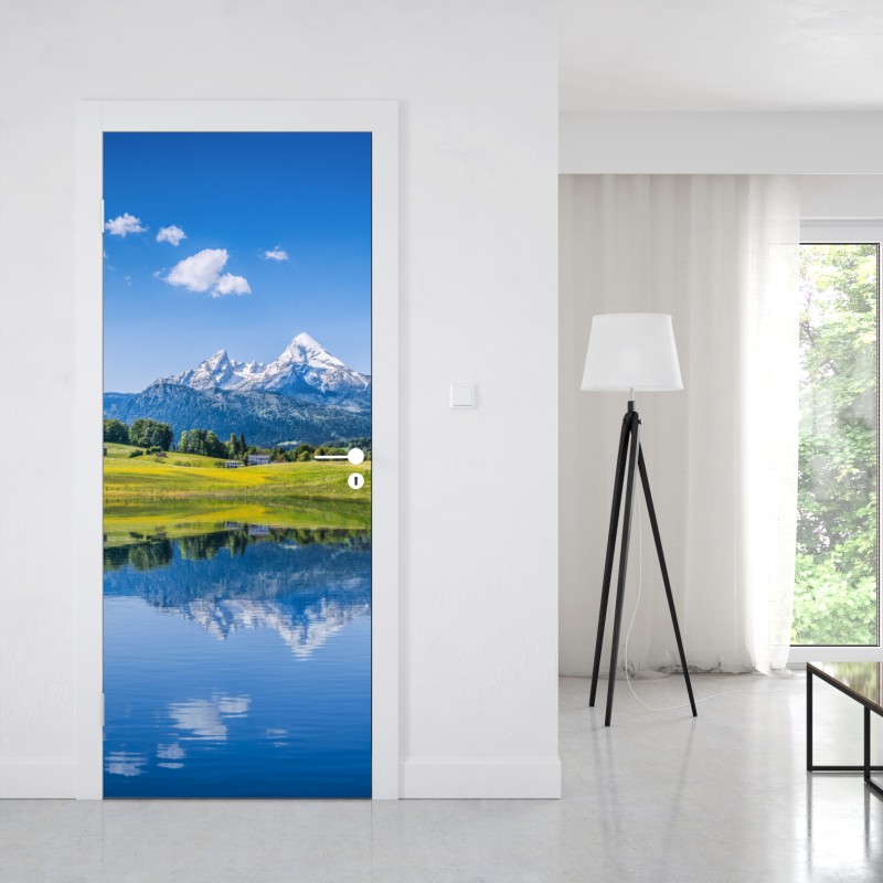 Naklejka na drzwi alpejskie odbicie: spokojny krajobraz górski – Wallissimo® Naklejka na drzwi alpejskie odbicie: spokojny krajobraz górski – Wallissimo®