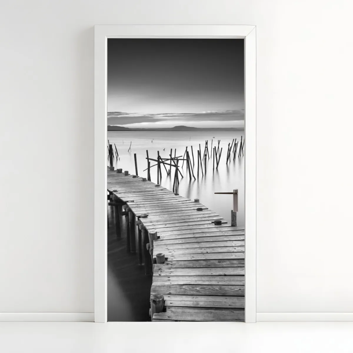 Naklejka na drzwi spokojne drewniane molo o zmierzchu – Wallissimo® Naklejka na drzwi spokojne drewniane molo o zmierzchu – Wallissimo®