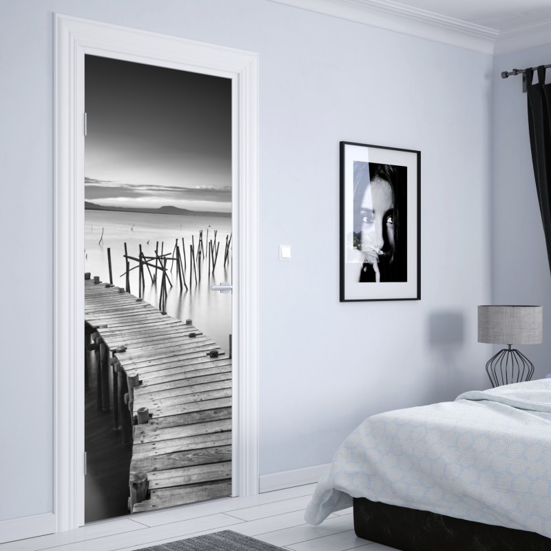 Naklejka na drzwi spokojne drewniane molo o zmierzchu – Wallissimo® Naklejka na drzwi spokojne drewniane molo o zmierzchu – Wallissimo®