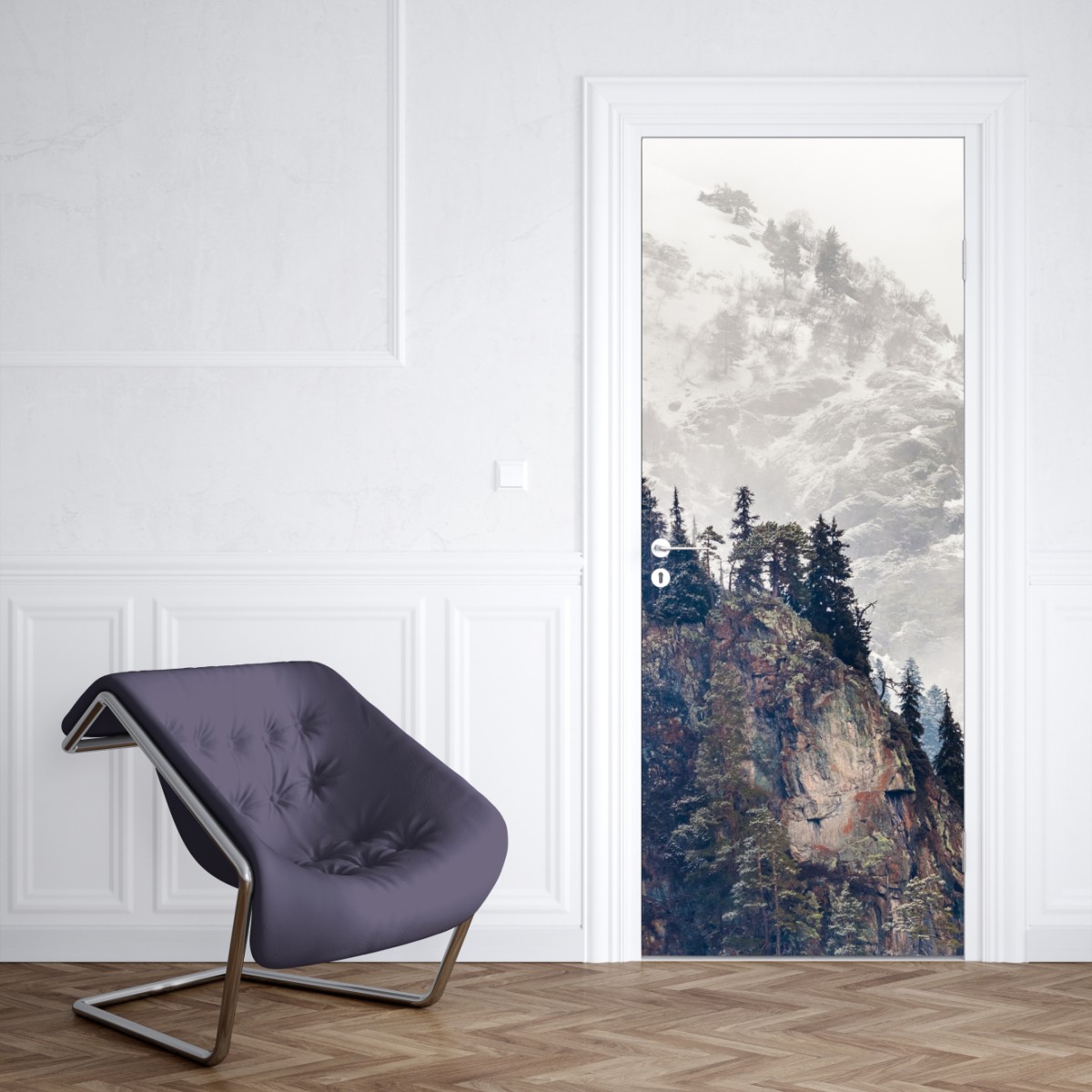 Naklejka na drzwi mglista góra z urwiskiem i sosnowym lasem – Wallissimo® Naklejka na drzwi mglista góra z urwiskiem i sosnowym lasem – Wallissimo®