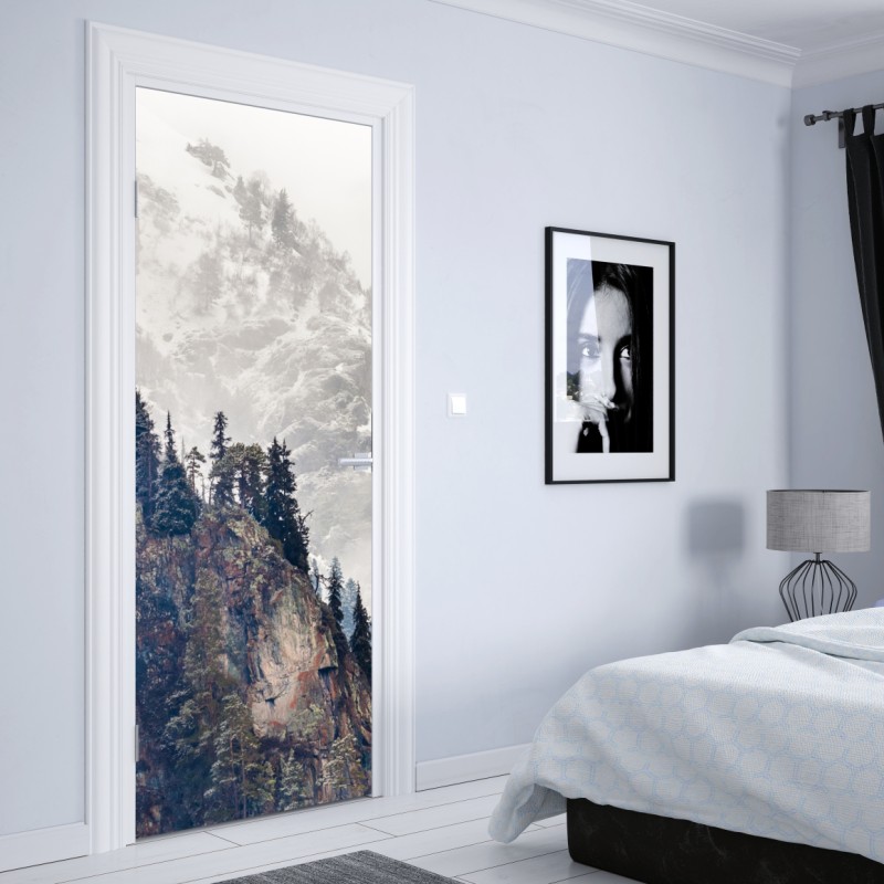 Naklejka na drzwi mglista góra z urwiskiem i sosnowym lasem – Wallissimo® Naklejka na drzwi mglista góra z urwiskiem i sosnowym lasem – Wallissimo®