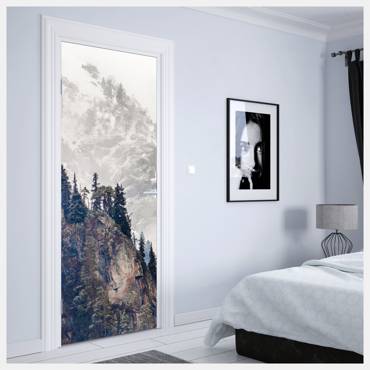 Naklejka na drzwi mglista góra z urwiskiem i sosnowym lasem – Wallissimo® Naklejka na drzwi mglista góra z urwiskiem i sosnowym lasem – Wallissimo®