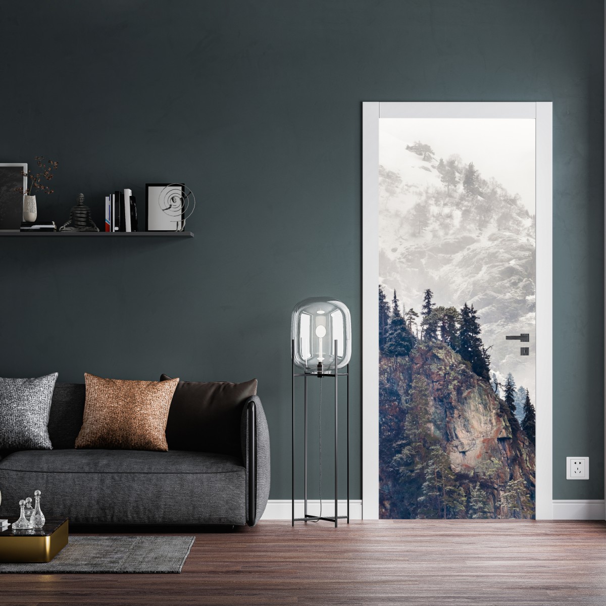 Naklejka na drzwi mglista góra z urwiskiem i sosnowym lasem – Wallissimo® Naklejka na drzwi mglista góra z urwiskiem i sosnowym lasem – Wallissimo®