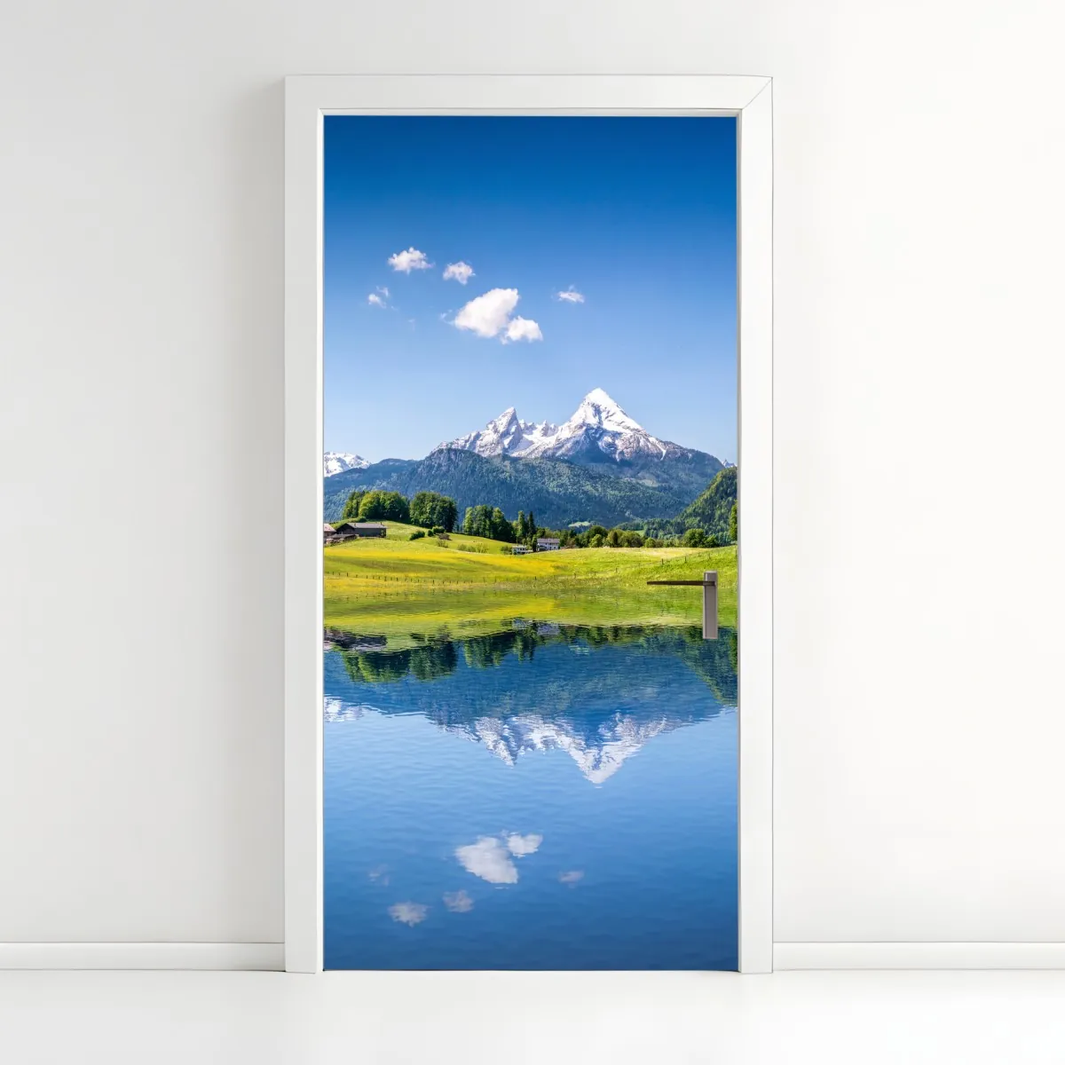 Naklejka na drzwi alpejskie szczyty odbite w spokojnym jeziorze – Wallissimo® Naklejka na drzwi alpejskie szczyty odbite w spokojnym jeziorze – Wallissimo®
