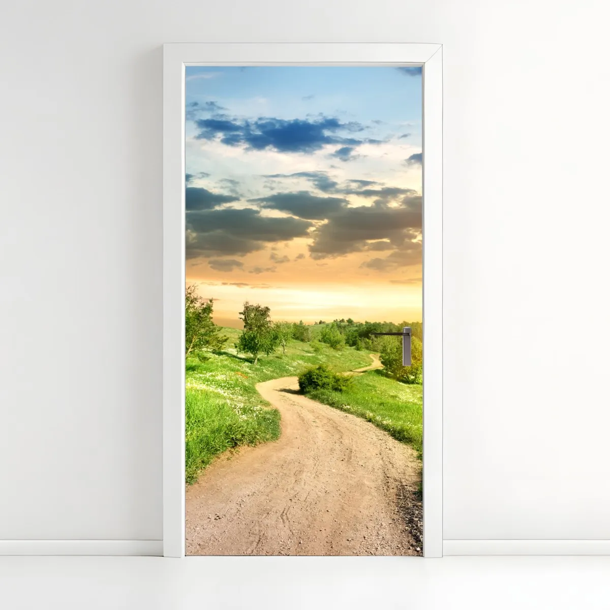 Naklejka na drzwi zachód słońca nad polną drogą w zielonej łące – Wallissimo® Naklejka na drzwi zachód słońca nad polną drogą w zielonej łące – Wallissimo®