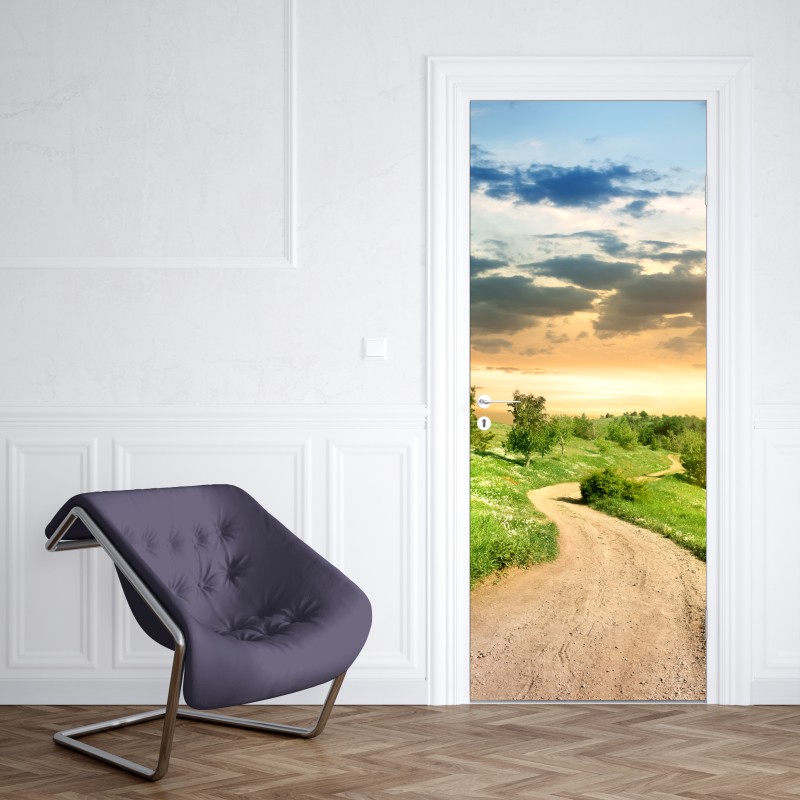 Naklejka na drzwi zachód słońca nad polną drogą w zielonej łące – Wallissimo® Naklejka na drzwi zachód słońca nad polną drogą w zielonej łące – Wallissimo®