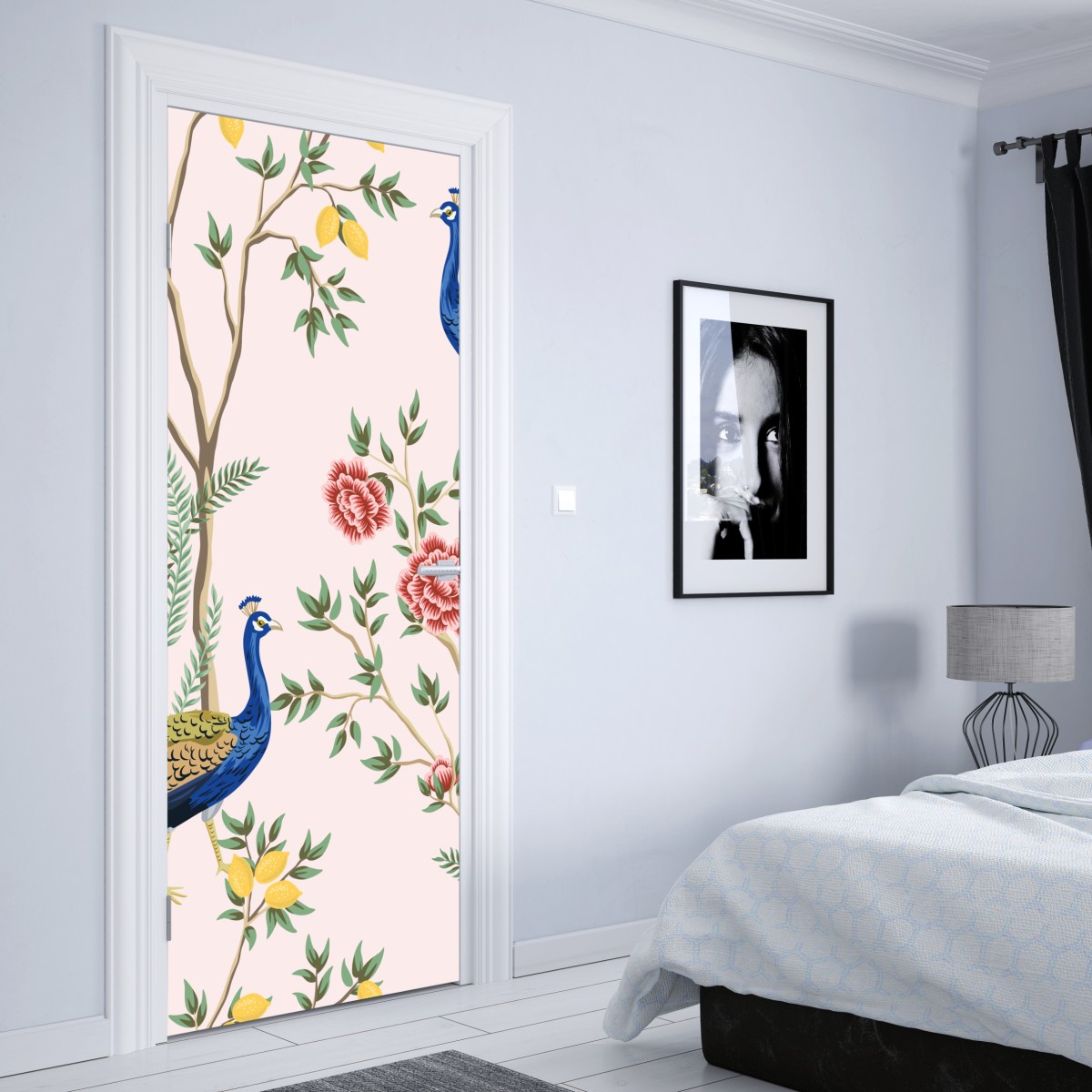 Naklejka na drzwi elegancki wzór z pawiem i kwiatami na różowym tle – Wallissimo® Naklejka na drzwi elegancki wzór z pawiem i kwiatami na różowym tle – Wallissimo®