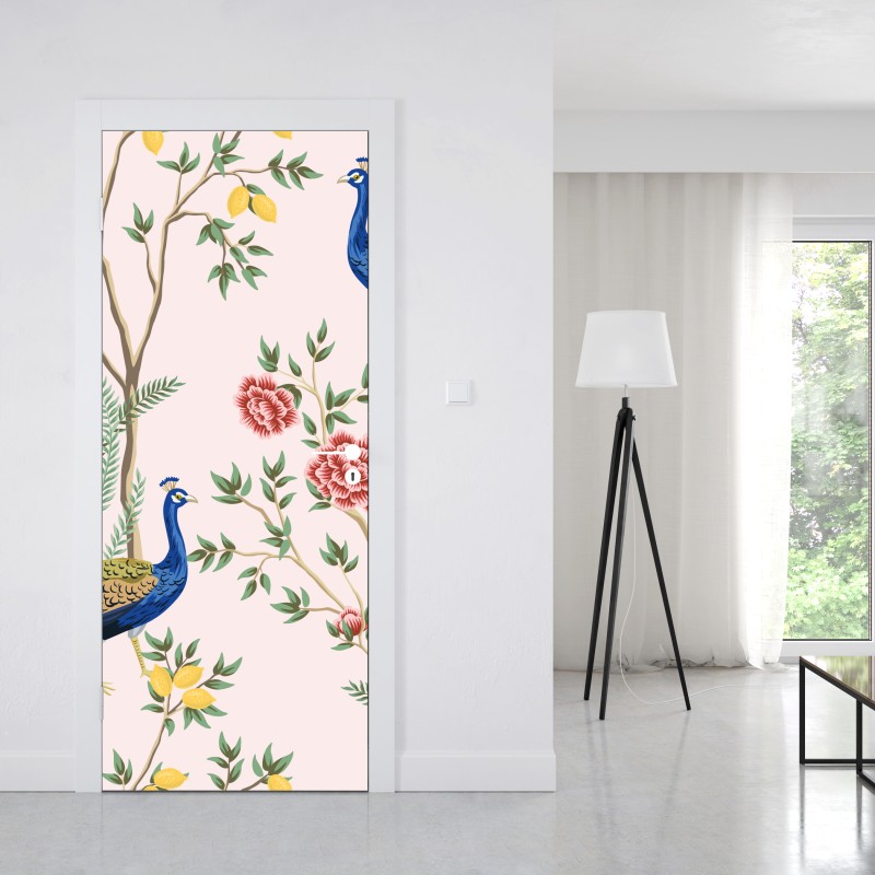 Naklejka na drzwi elegancki wzór z pawiem i kwiatami na różowym tle – Wallissimo® Naklejka na drzwi elegancki wzór z pawiem i kwiatami na różowym tle – Wallissimo®