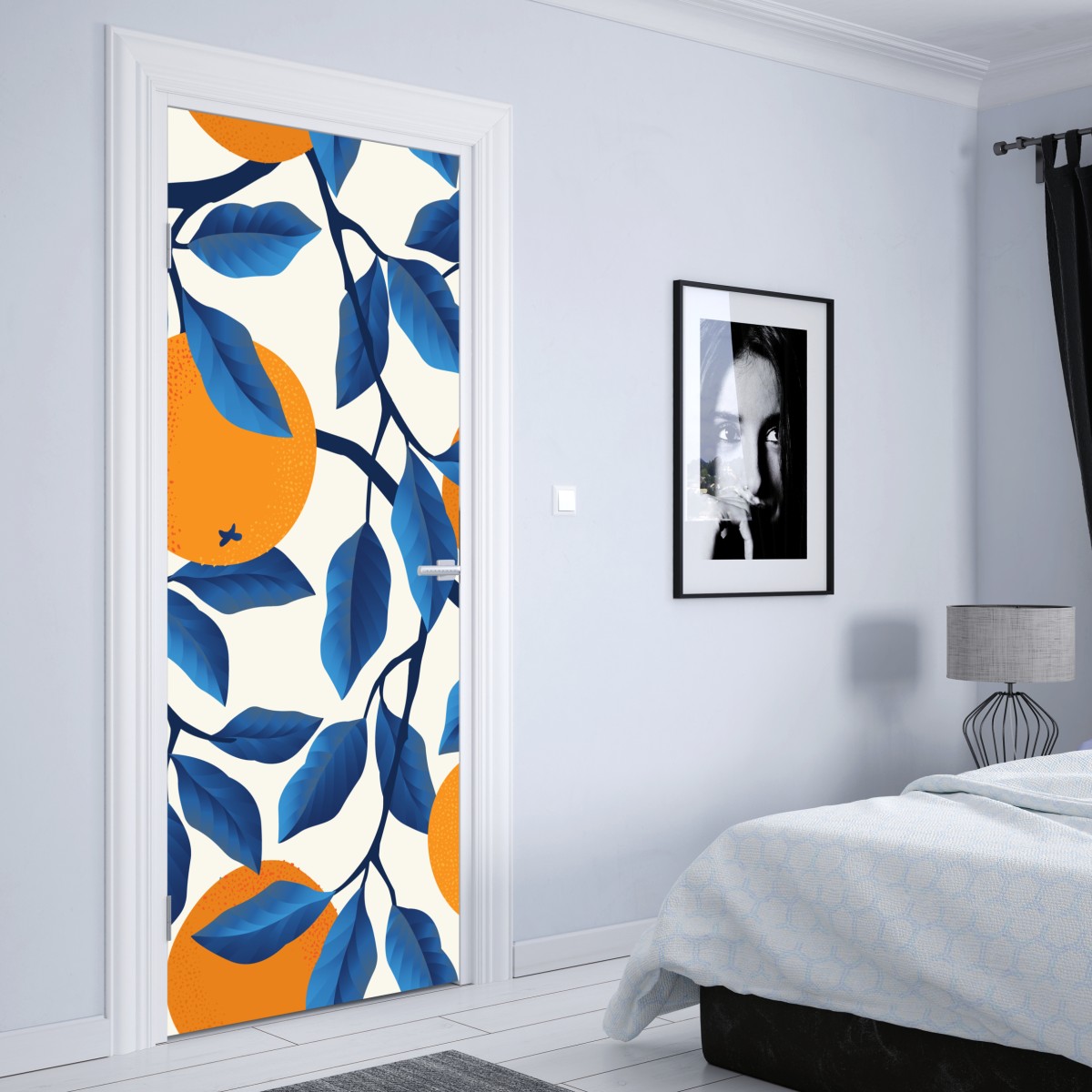 Naklejka na drzwi żywy wzór cytrusów w pomarańczach i niebieskich liściach – Wallissimo® Naklejka na drzwi żywy wzór cytrusów w pomarańczach i niebieskich liściach – Wallissimo®