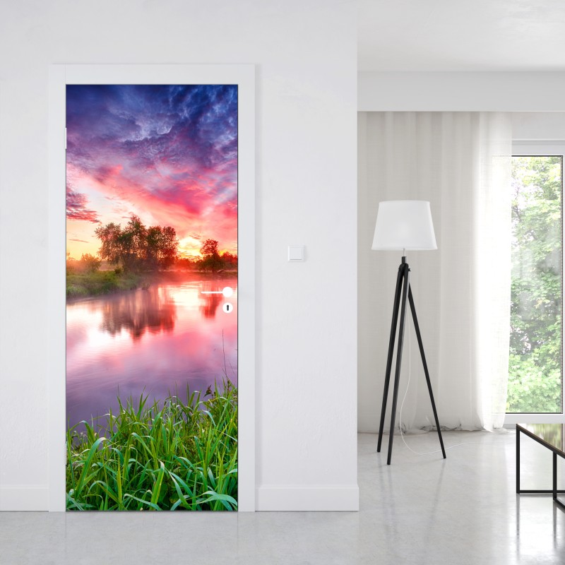 Naklejka na drzwi spokojny letni wschód słońca nad brzegiem rzeki – Wallissimo® Naklejka na drzwi spokojny letni wschód słońca nad brzegiem rzeki – Wallissimo®