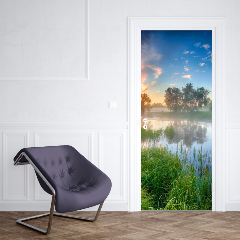 Naklejka na drzwi mgła o świcie nad brzegiem rzeki – Wallissimo® Naklejka na drzwi mgła o świcie nad brzegiem rzeki – Wallissimo®
