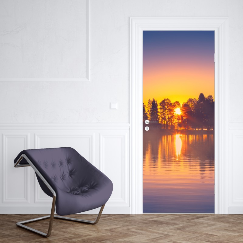 Naklejka na drzwi mglisty zachód słońca nad jeziorem – Wallissimo® Naklejka na drzwi mglisty zachód słońca nad jeziorem – Wallissimo®