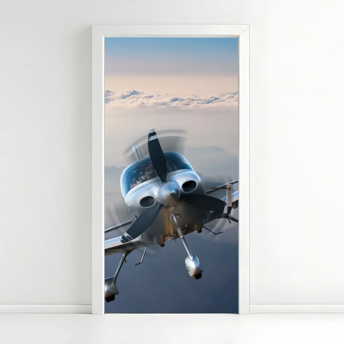 Naklejka na drzwi srebrny samolot śmigłowy nad mglistymi górami – Wallissimo® Naklejka na drzwi srebrny samolot śmigłowy nad mglistymi górami – Wallissimo®