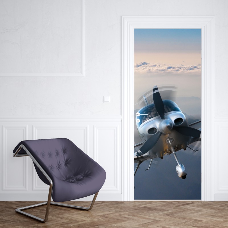 Naklejka na drzwi srebrny samolot śmigłowy nad mglistymi górami – Wallissimo® Naklejka na drzwi srebrny samolot śmigłowy nad mglistymi górami – Wallissimo®