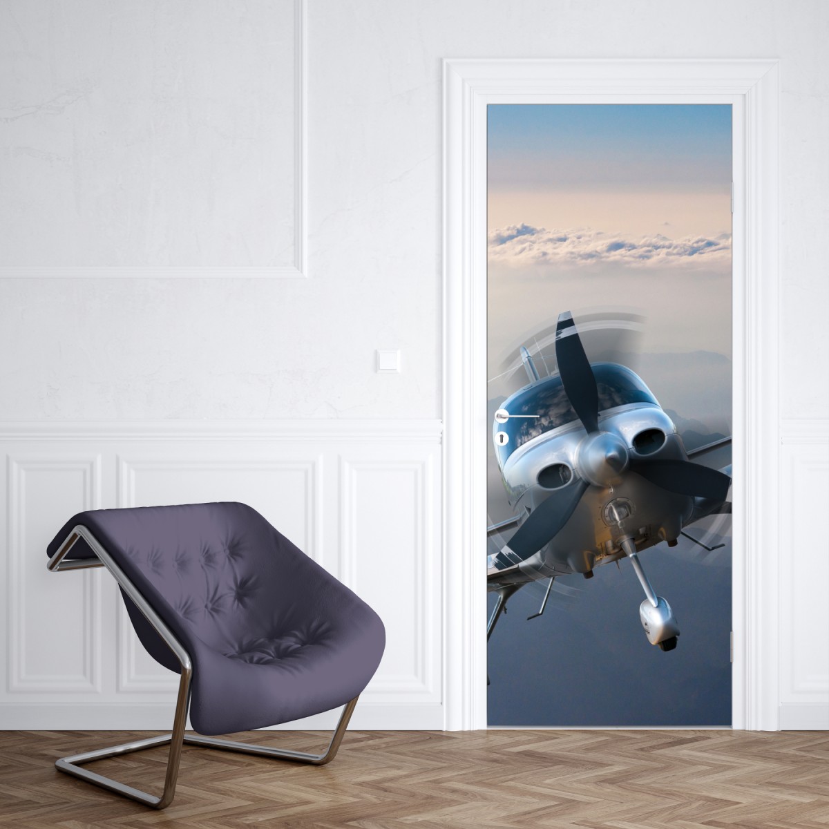 Naklejka na drzwi srebrny samolot śmigłowy nad mglistymi górami – Wallissimo® Naklejka na drzwi srebrny samolot śmigłowy nad mglistymi górami – Wallissimo®