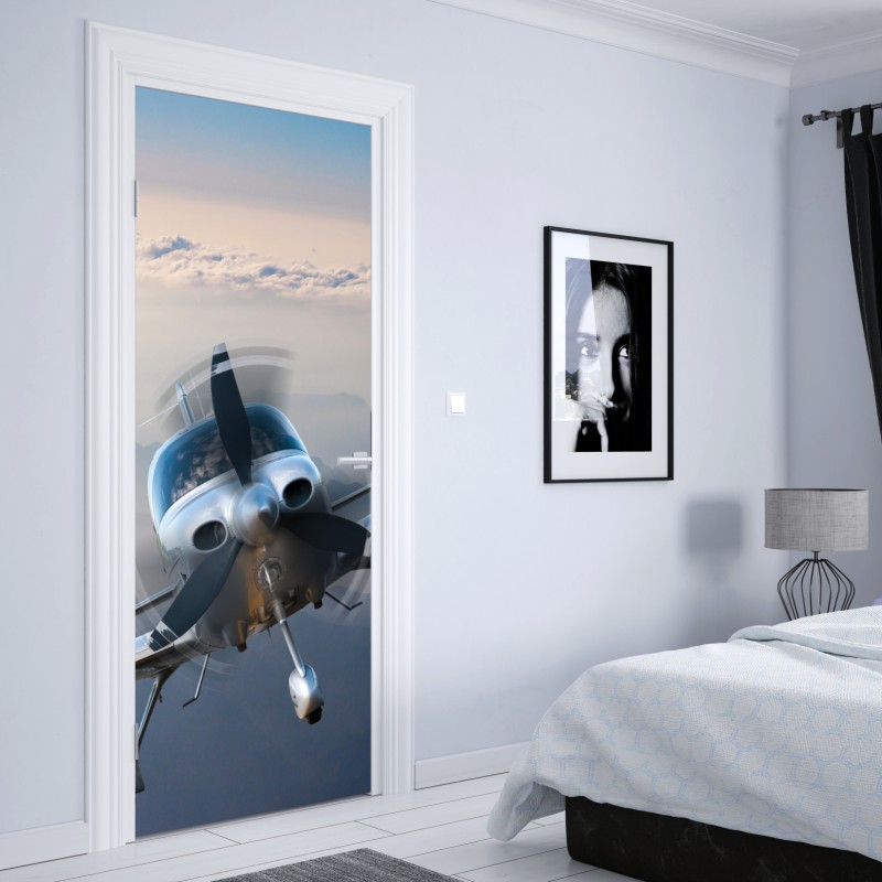 Naklejka na drzwi srebrny samolot śmigłowy nad mglistymi górami – Wallissimo® Naklejka na drzwi srebrny samolot śmigłowy nad mglistymi górami – Wallissimo®