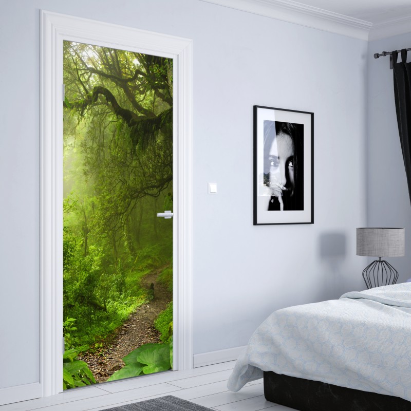 Naklejka na drzwi bujna mglista leśna ścieżka – Wallissimo® Naklejka na drzwi bujna mglista leśna ścieżka – Wallissimo®