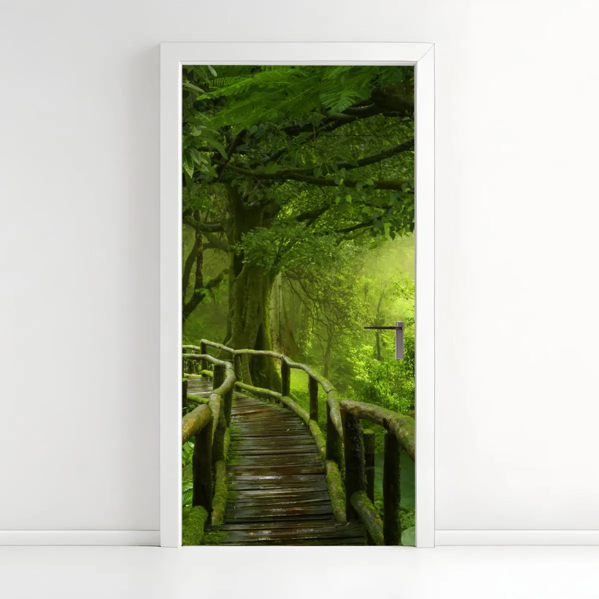 Naklejka na drzwi mglista kładka w tropikalnej dżungli – Wallissimo® Naklejka na drzwi mglista kładka w tropikalnej dżungli – Wallissimo®